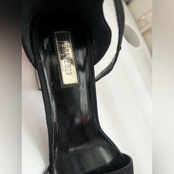 Forever 21 black & gold 2 inch heels - Picture 5 of 11